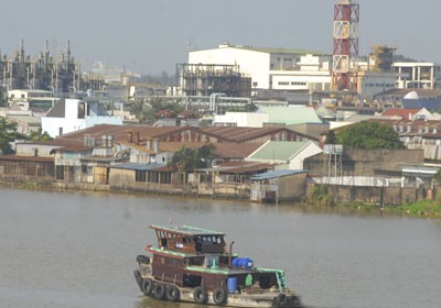 Industrial wastewater from plants along Dong Nai River has contributed to the rising water pollution (Photo: SGGP) Industrial wastewater from plants along Dong Nai River has contributed to the rising water pollution (Photo: SGGP)